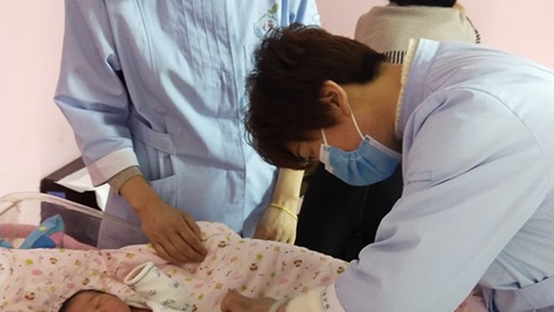以一箱（通常为24包）为例，不同品牌、不同规格的尿不湿批发价格如下：