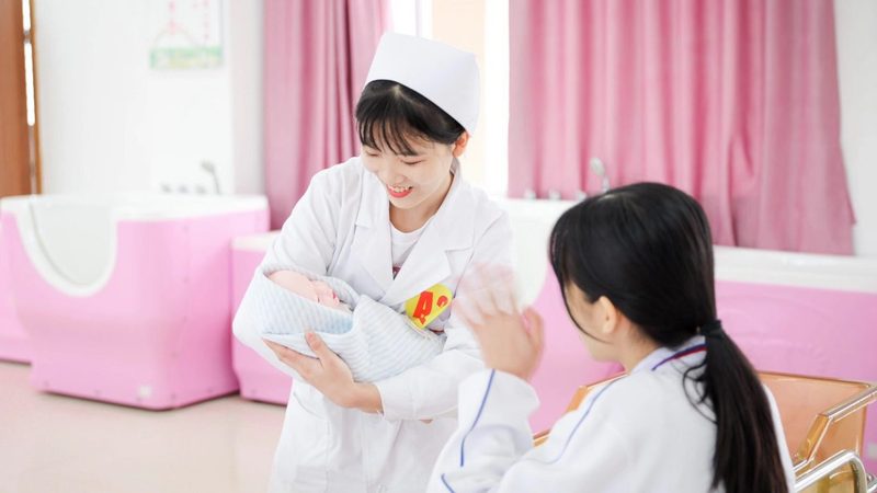 小标题：育婴师职责与急救知识的重要性